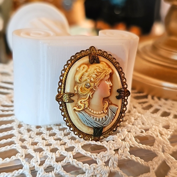 Vintage Antique Cameo Brooch - Picture 2 of 4
